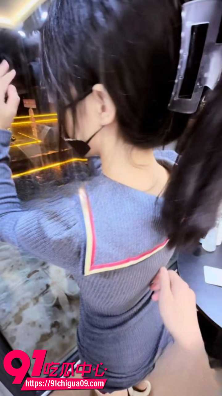 海角社区 意淫自己妹妹穿短裙翘臀 被摸奶子后入猛操 雪景酒店窗前高潮喷水圣诞狂欢