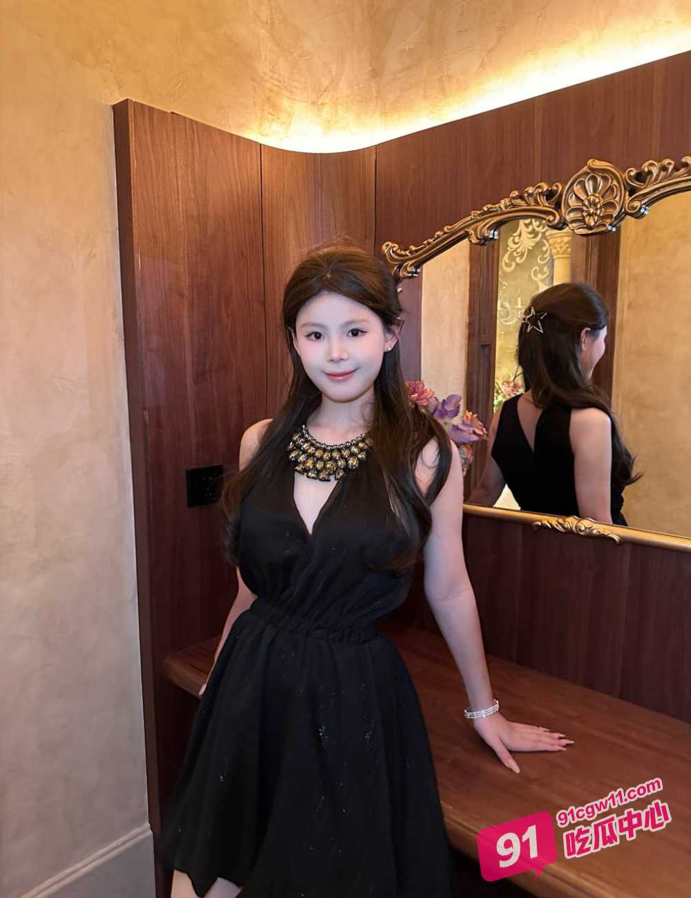 大神商场抄底短裙花臂美女 紧窄勒穴勾人眼球 美腿中间蕾丝黑内诱惑十足！ 配图