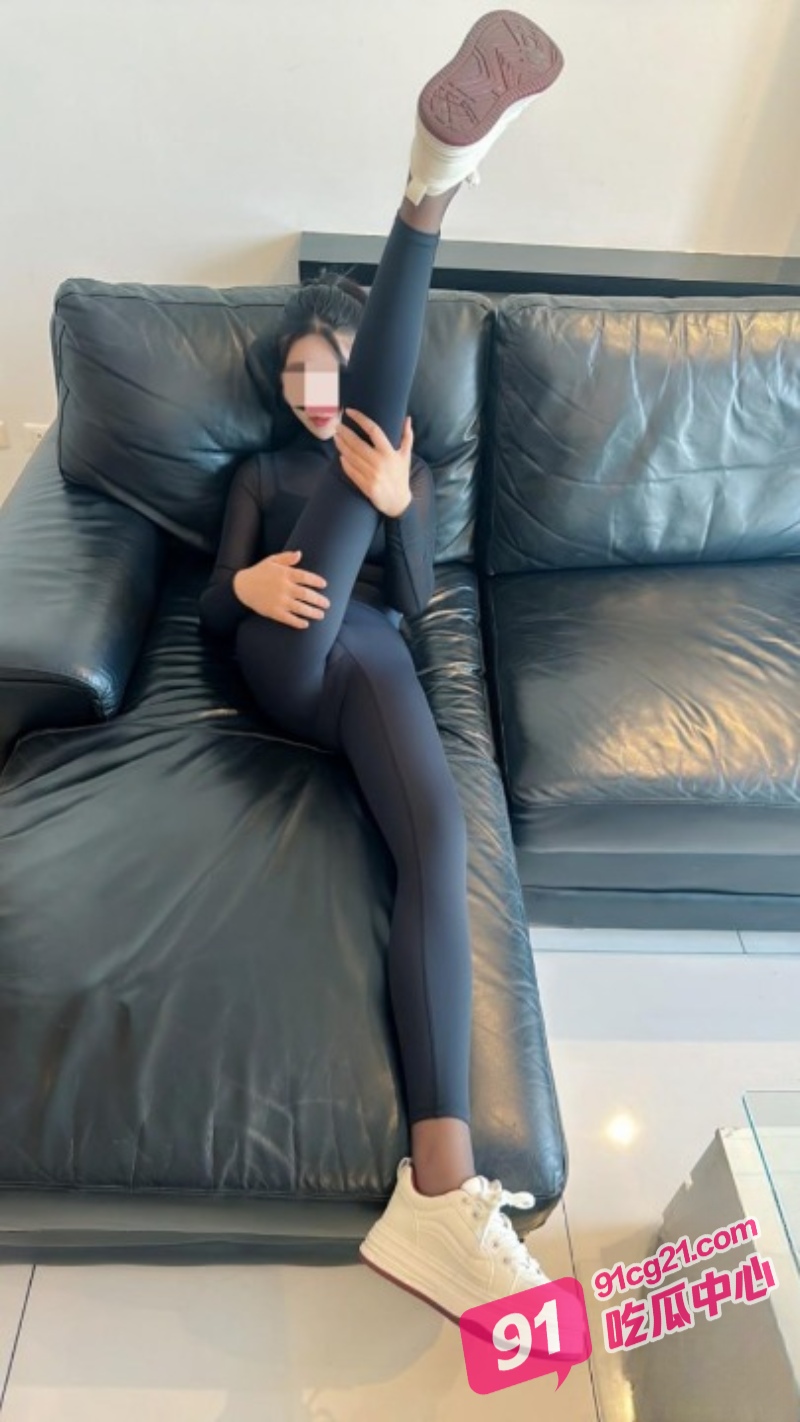 姐弟乱伦之首次后入边插边喷 在楼梯把肥臀姐姐就地正法！ 配图6