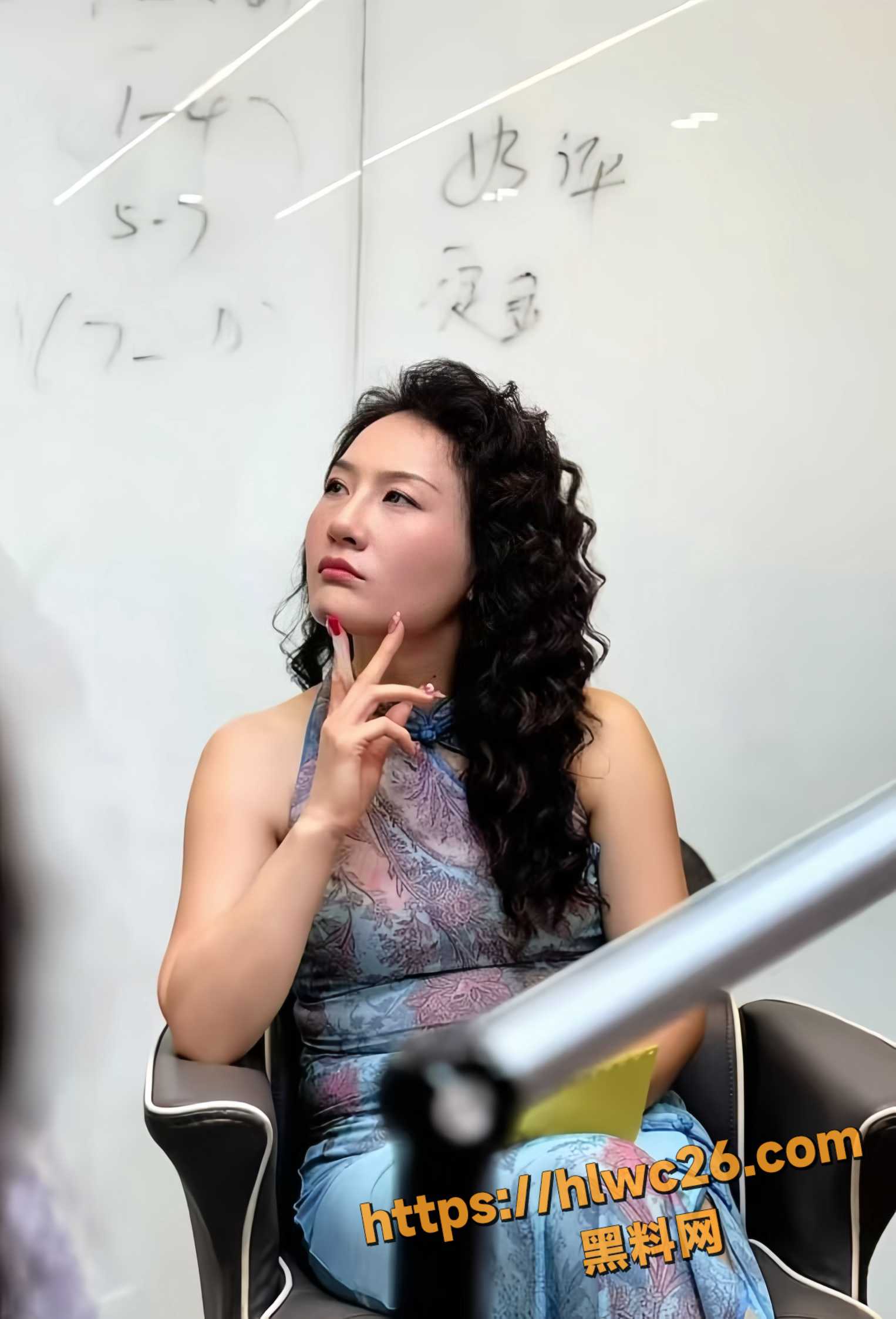 西安雁塔区一女子 在理发店烫发不满后情绪崩溃 现场维权视频曝光