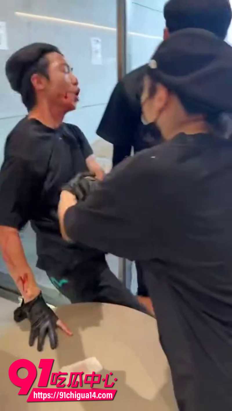 奶茶店小哥暴打中年大叔现场血流成河11