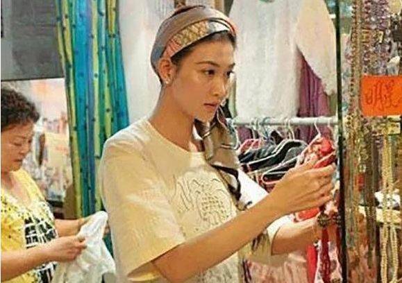 她因拒绝被潜规则无奈退出娱乐圈35岁沦落街头卖衣为生真实故事 配图4