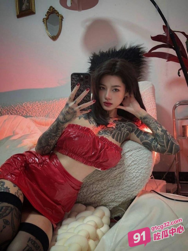 广东超性感花臂模特dj黄子萱 玩弄超仿真肉棒图片 约炮各路金主做爱视频流出！ 配图7