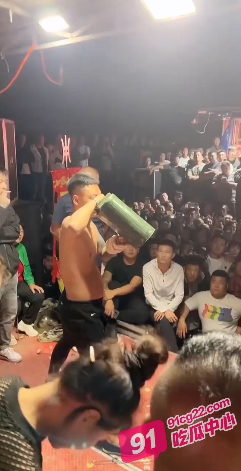 太狠了！为了钱来自海城的民间艺人竟然刺激表演肉穿刺悬挂大活人！ 配图