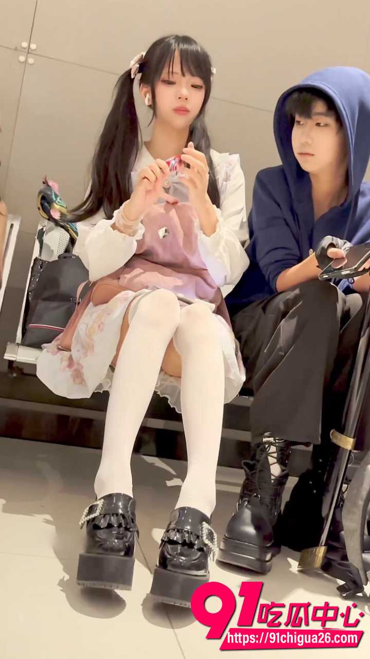 高颜值美女短裙白丝内裤走光3 高颜值美女短裙白丝内裤走光3