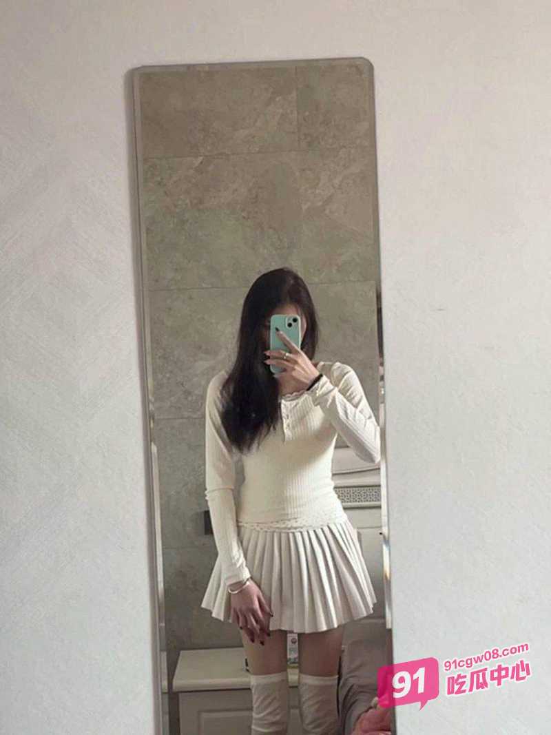 山东眼镜妹曾雨悦调教合集 表面清纯床上却骚的一批 吃鸡做爱的姿势被调教的十分到位~ 配图3