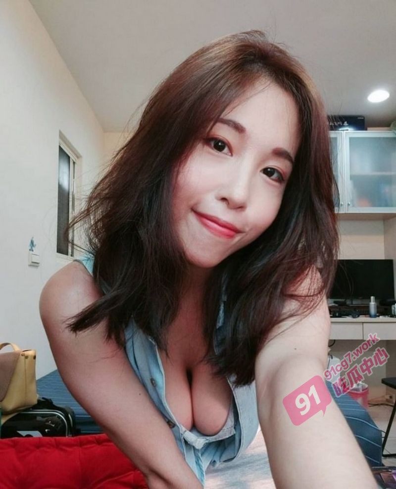 台湾小网红妮妮被金主包养 一个爱吃鸡巴的淫荡母狗永远也站不起来!