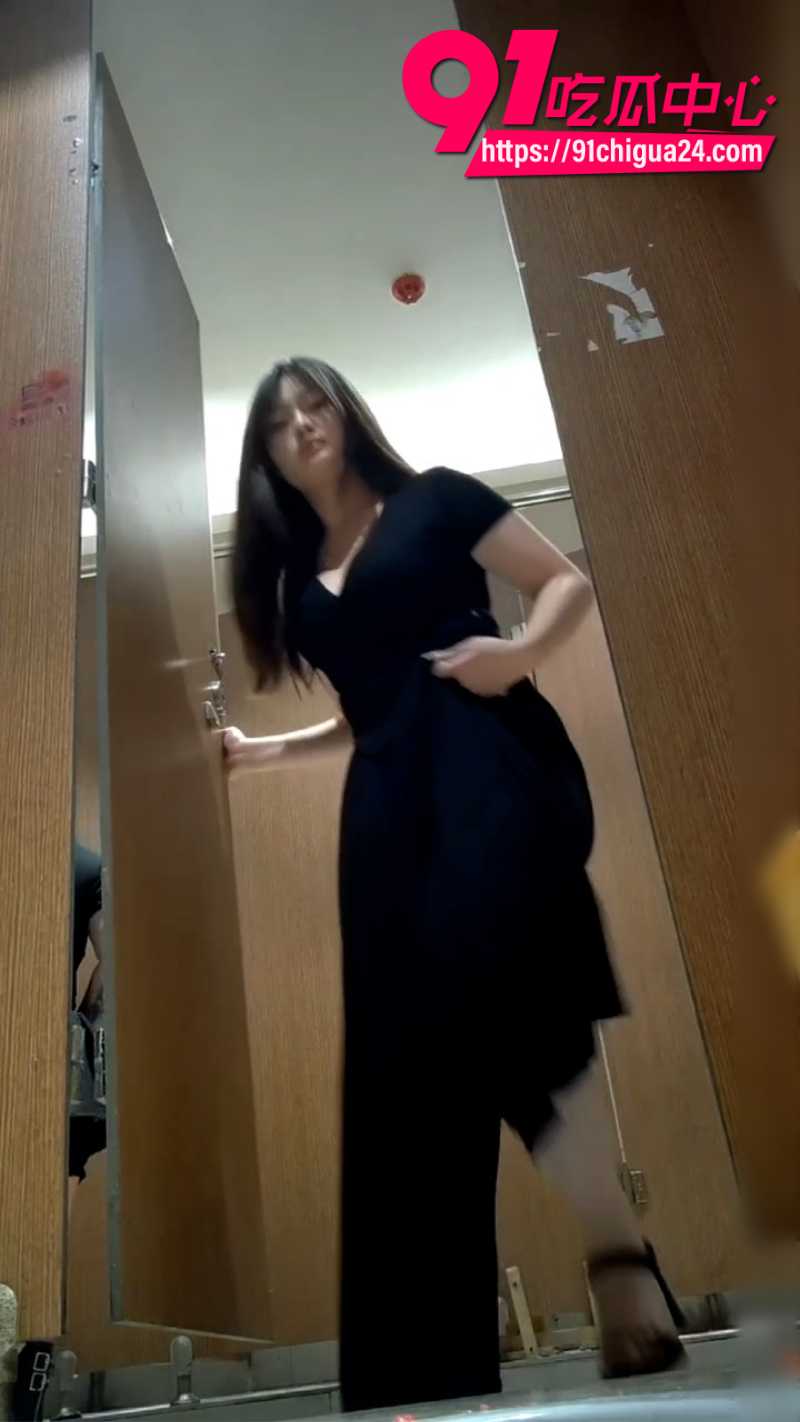 厕拍大神在商场女厕所安装针孔摄像头偷拍美女羞耻尿尿画面3 厕拍大神在商场女厕所安装针孔摄像头偷拍美女羞耻尿尿画面3