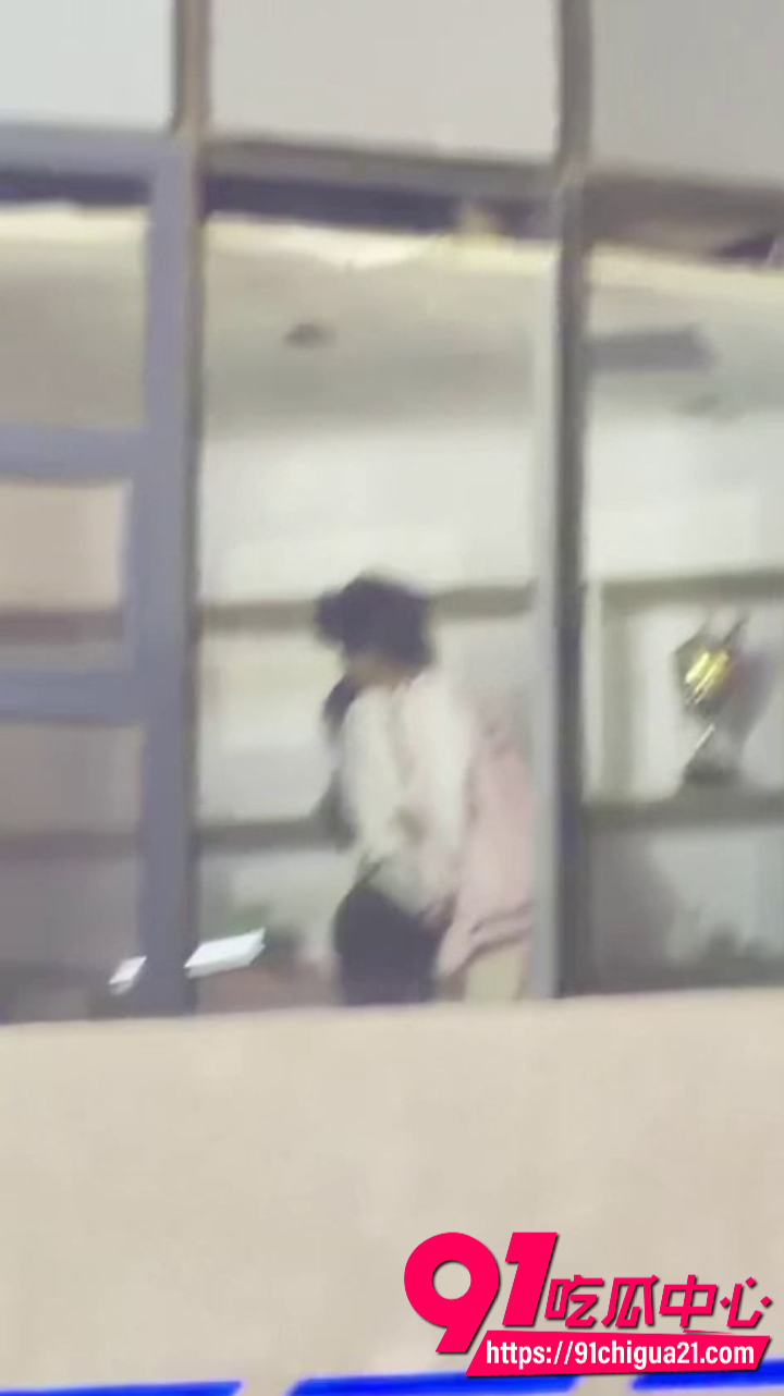 商场里高颜值小情侣忘情缠绵2