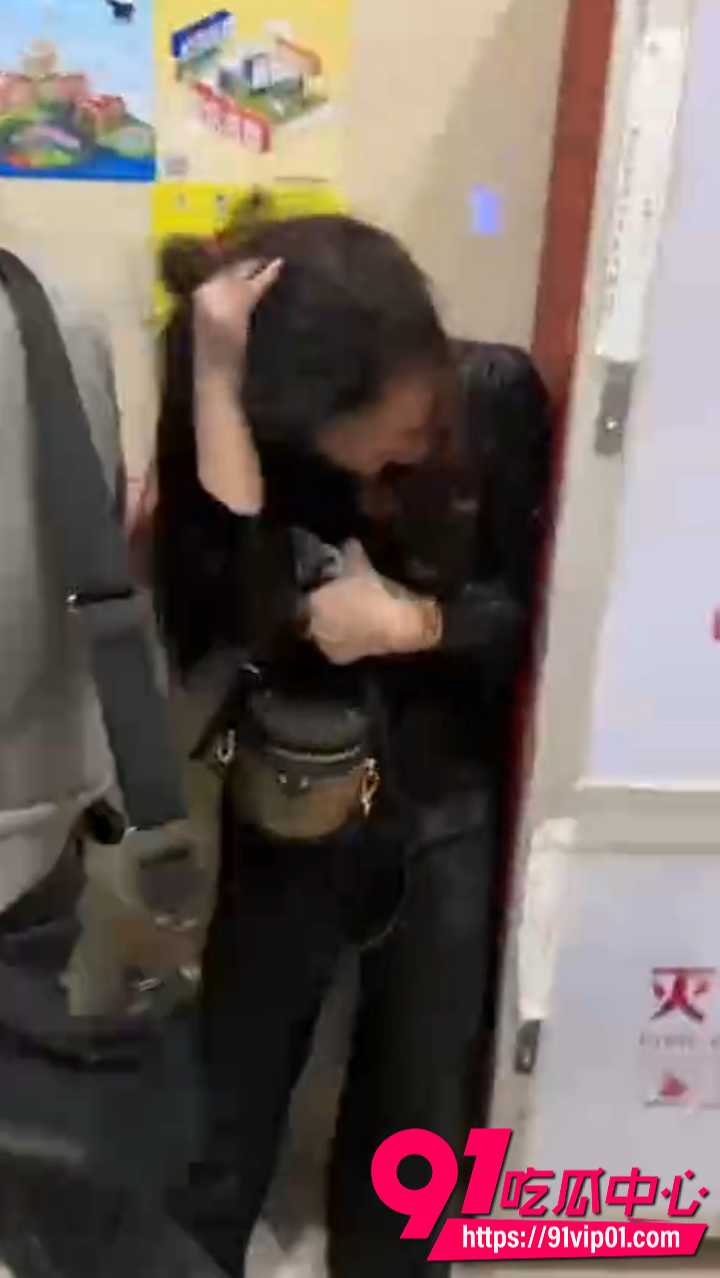 浙江小区原配抓奸丈夫和小三出轨2