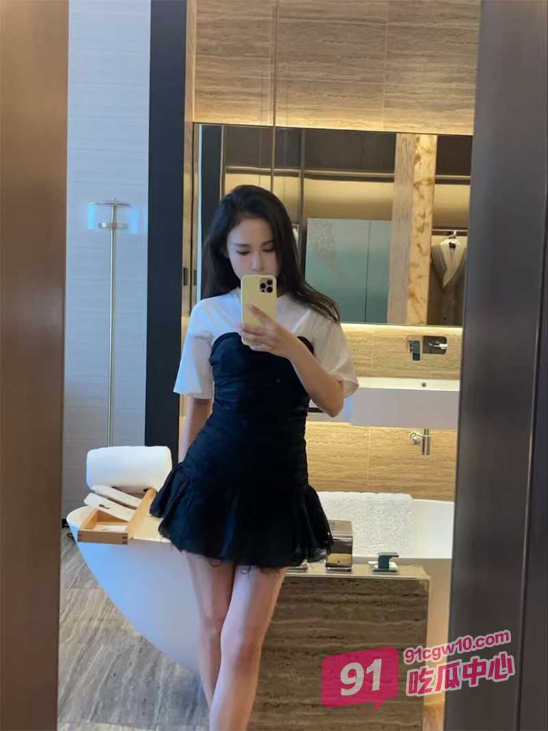 「兄妹乱伦」私人电影院遭黑丝妹妹挑逗 最终把妹妹无套操到翻白眼 配图2