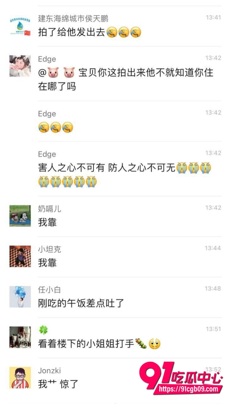 眼睛哥窗户边裸体对着街边路过的美女作为意淫对象现场打飞机 不幸被偷拍视频曝光
