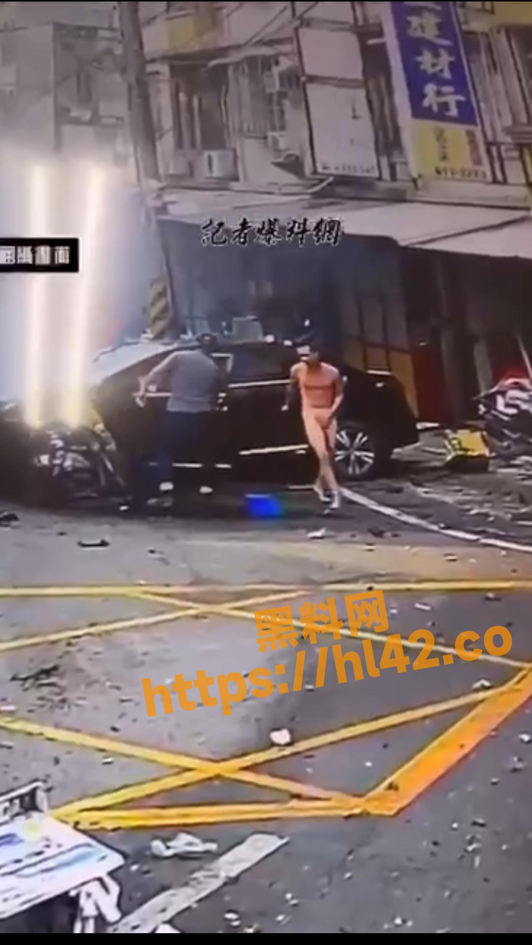 台湾高雄男子裸体开车被撞 紧急护住重要部位 父母不解 网友们都看傻了！
