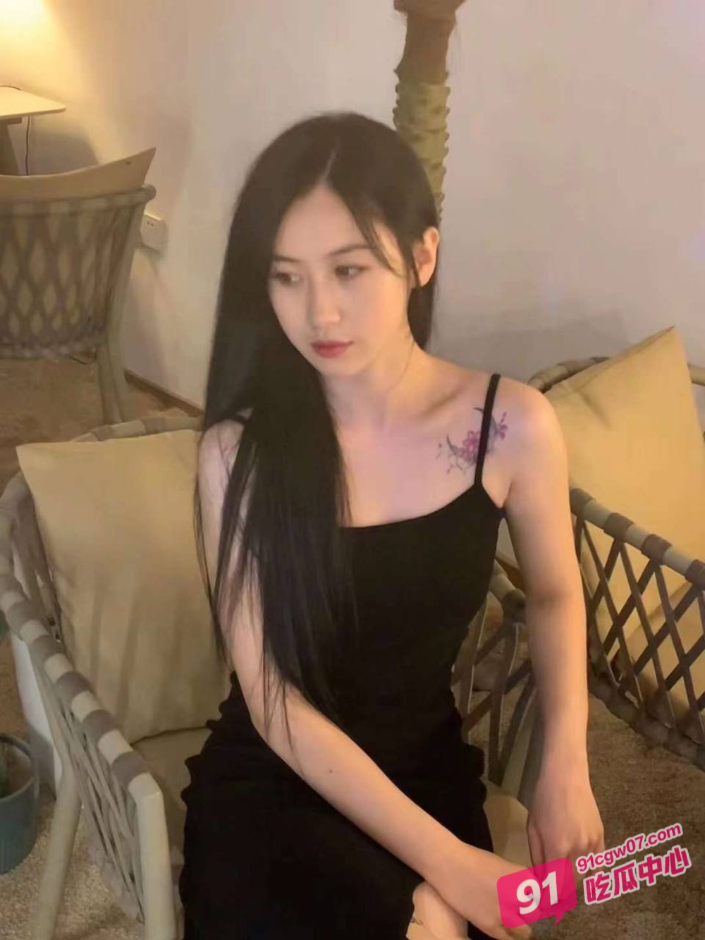 家有迷人小嫂 新作 哥哥满足不了 我替哥哥操嫂子 香蕉插嫂嫂极品美穴 鲜嫩多汁！ 配图2