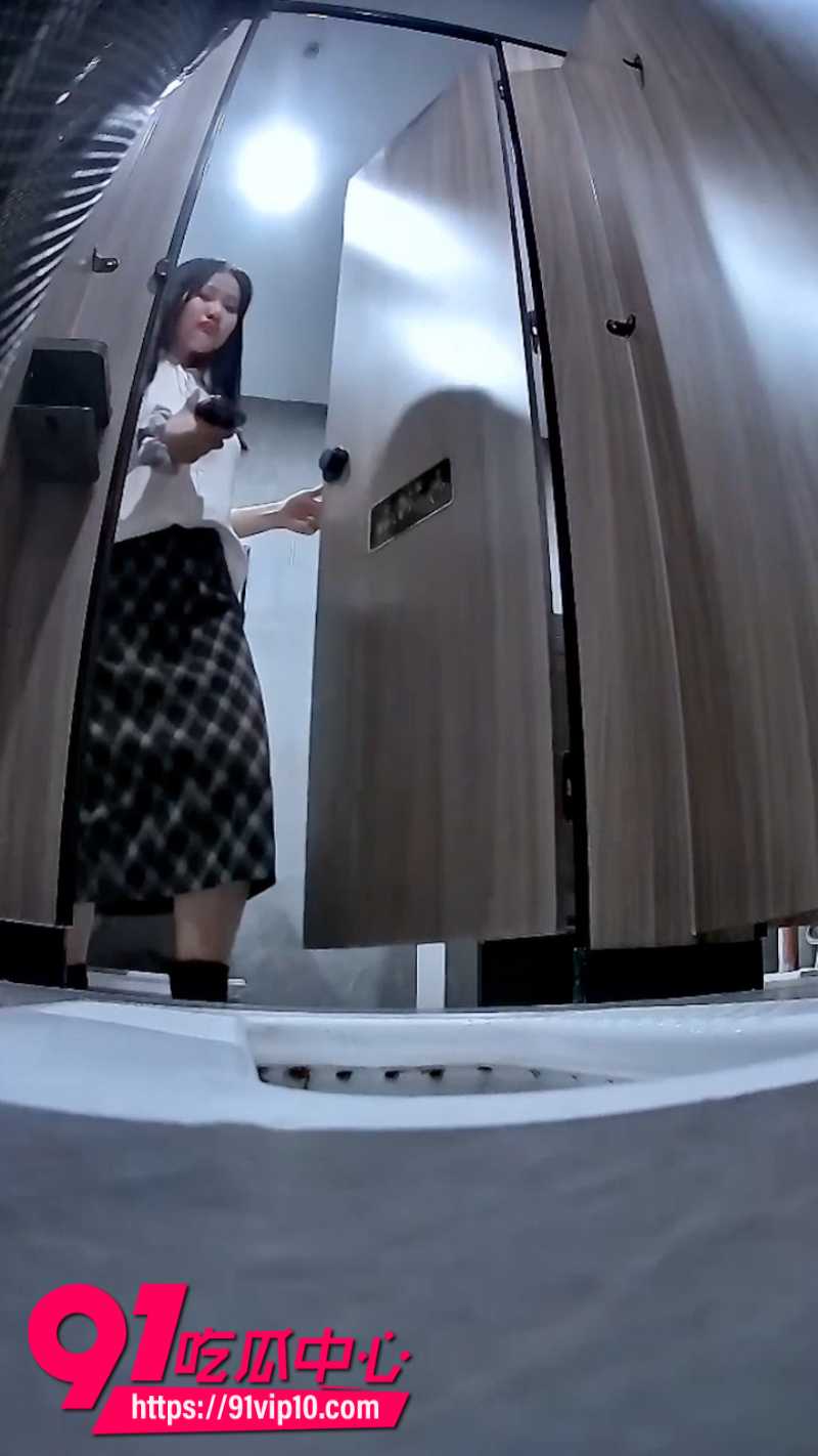 厕拍大神在商场女厕所偷拍舞蹈生尿尿画面5