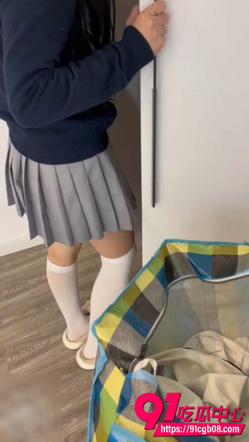 海角大神奶气草莓 变态老爸在女儿开学之前再次搅翻 女儿浪叫到腿软！